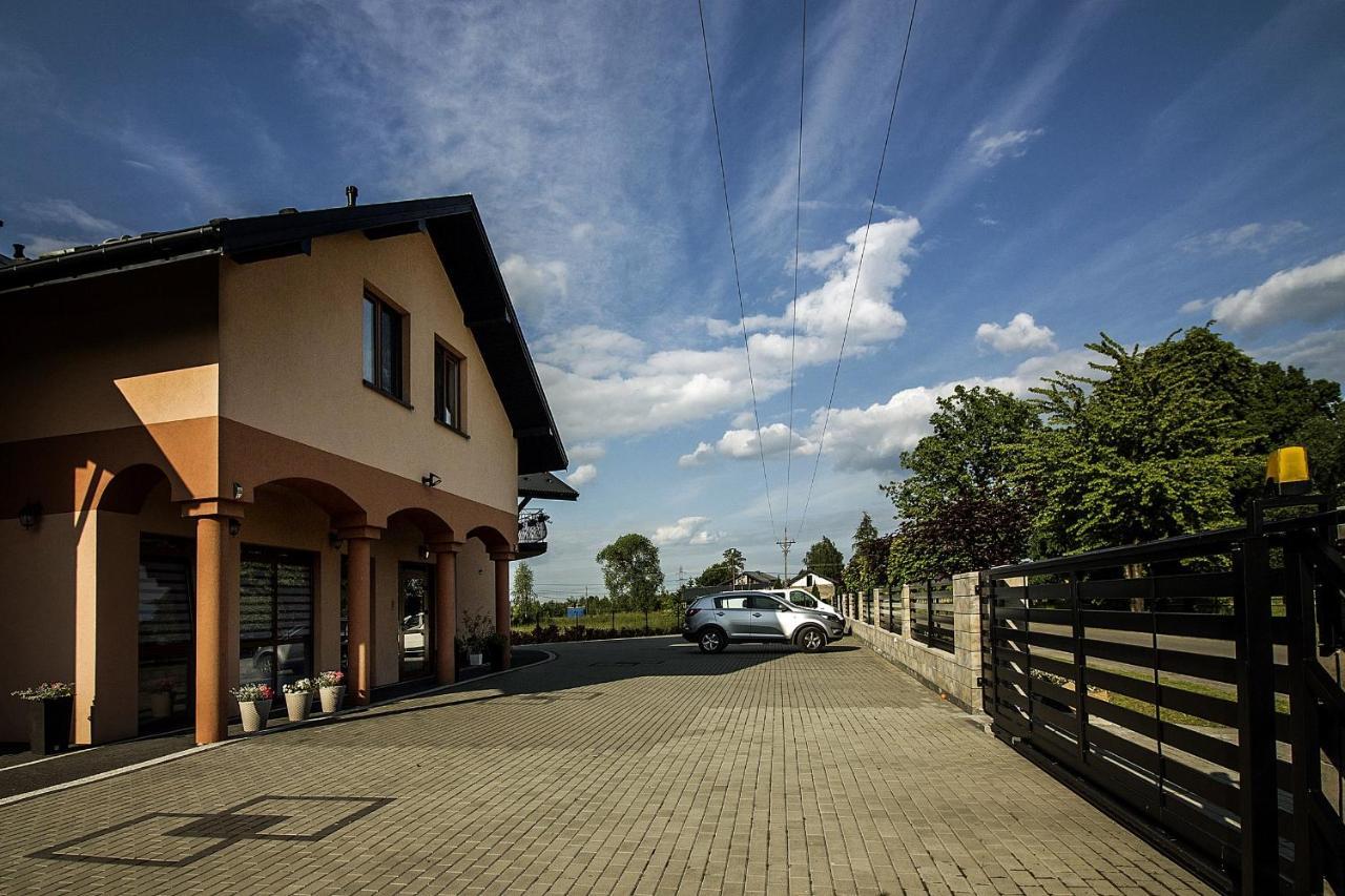 Aris Pokoje Goscinne Wojnicz Extérieur photo